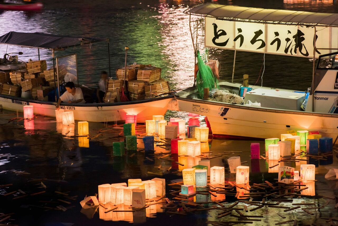 広島のとうろう流しは、毎年8月6日の夜に、慰霊と平和への願いを込めて行なわれている。戦後、原爆で命を落とした人々の遺族が、手作りで始めたのがはじまりとされる。写真：Jphoto/イメージマート