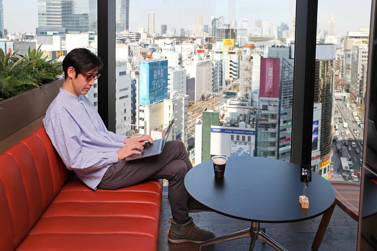 渋谷の景色を見下ろしながら仕事をする（ふり）。