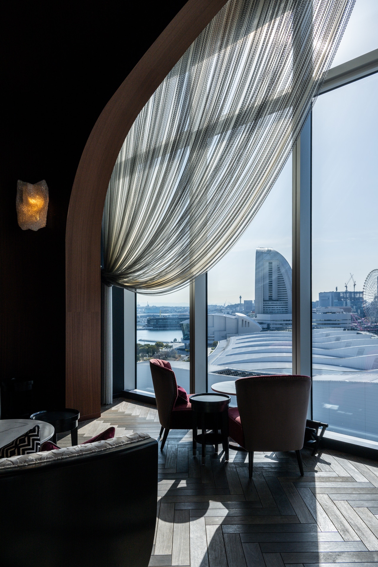 やっぱり窓際の席が人気。