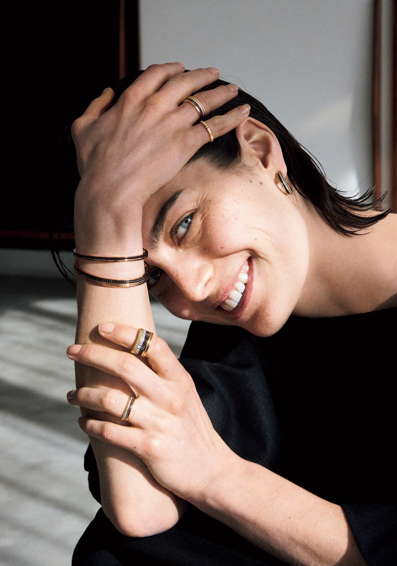 「キャトル クラシック」フープイヤリング スモール（YG×PG×WG×ブラウンPVD×ダイヤモンド） 1,240,800円、バングル〈上から〉バングル ハーフ（YG×PG×ブラウンPVD） 1,267,200円、バングル ハーフ ラージ（YG×PG×ブラウンPVD） 1,689,600円、リング（右手薬指）ダイヤモンド リング スモール（YG×PG×WG×ブラウンPVD×ダイヤモンド） 1,254,000円、（左手人差し指）ダイヤモンド リング ラージ（YG×PG×WG×ブラウンPVD×ダイヤモンド） 1,768,800円、（左手薬指）ダイヤモンド リング エクストラスモール（YG×PG×WG×ブラウンPVD×ダイヤモンド） 720,500円、（右手小指）「キャトル クル ド パリ」リング スモール（PG） 204,600円（すべて予定価格）／ブシュロン（ブシュロン クライアントサービス 0120-230-441）　ドレス 69,300円／ポステレガント（ポステレガント 03-5738-8507）