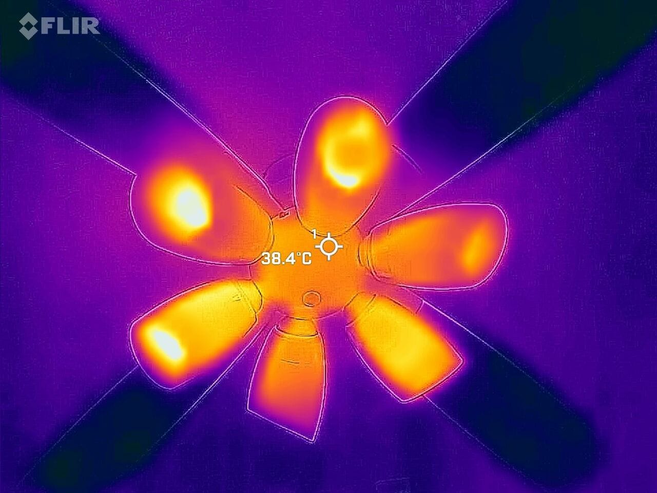 天井のシーリングライトに取り付けている6つのLED電球をサーモカメラで見たところ。明るさは同じでも、発熱量の多い製品とそうでない製品があることが分かります　