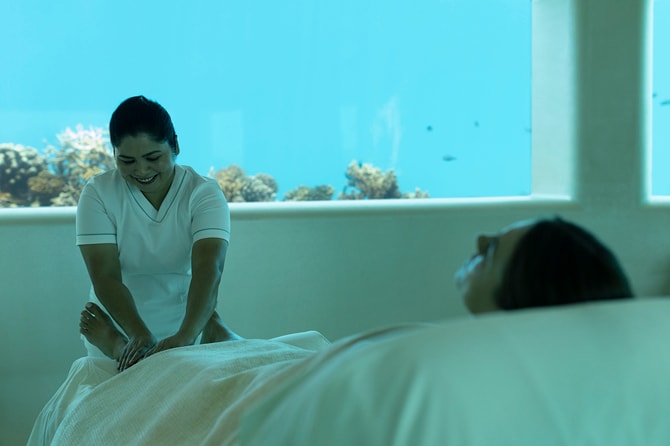 上半身を起こした状態でトリートメントが受けられる水中スパ。