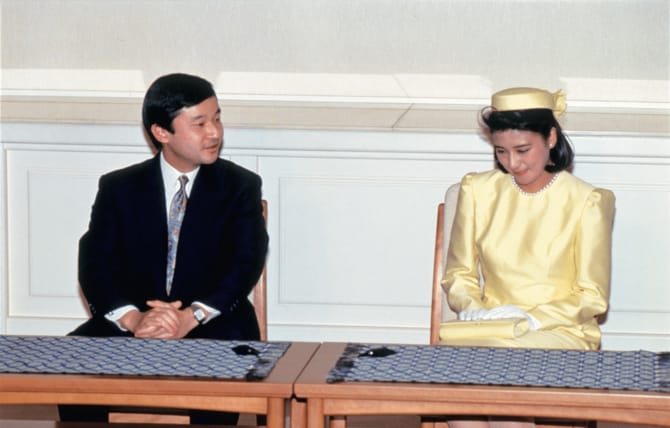 婚約が正式に内定し、記者会見する皇太子さまと小和田雅子さん(当時)
