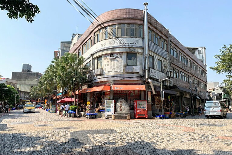 坂を上り切ったところで目に飛び込む光景。