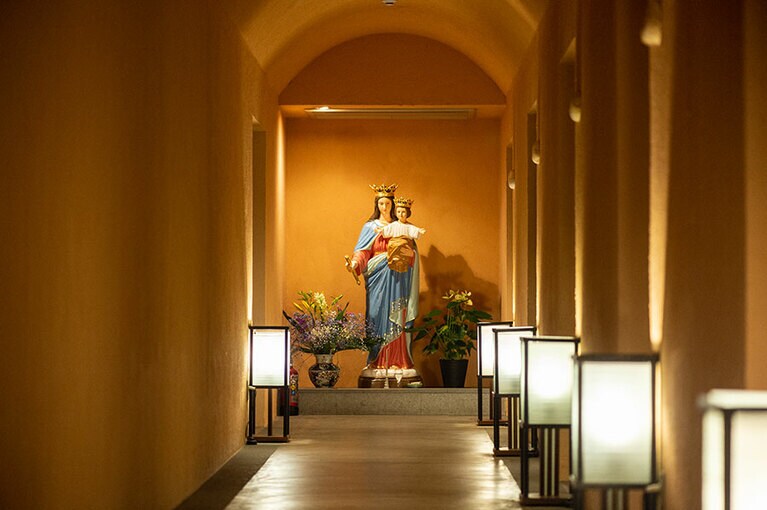 ヴィラAとBのゲスト用レストラン「邪宗門」は、修道院をイメージ。