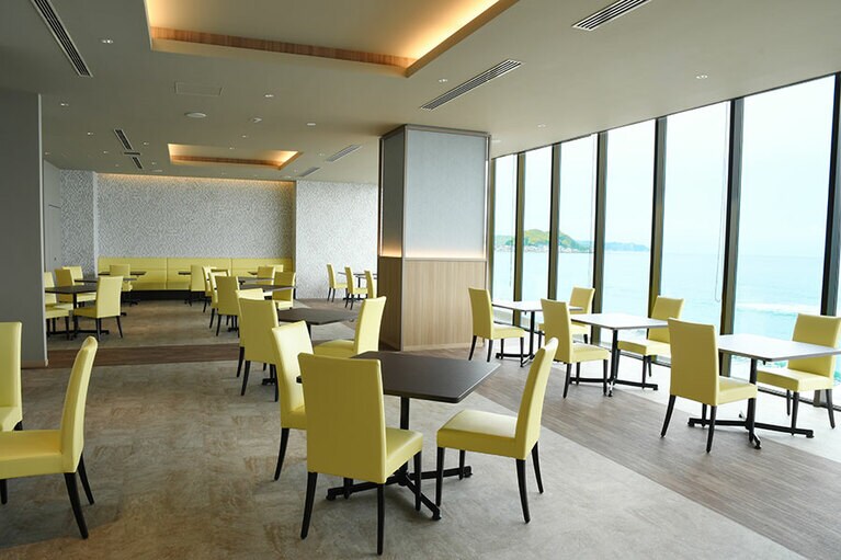 愛犬同伴可能な海を見渡せるレストランでは、南房総ならではの新鮮な魚介類や地元食材をふんだんに使用した会席料理、房州の地酒やワインを。