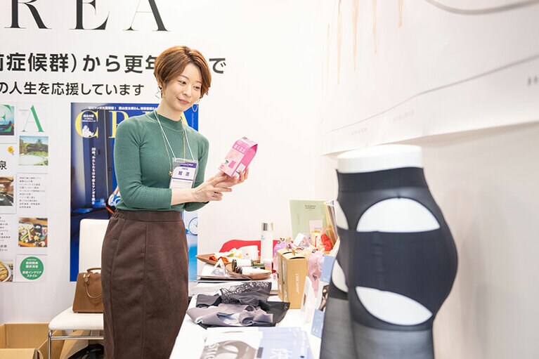 CREAのブースにて。今回コラボしたATSUGIのフェムケア製品が展示してありました。