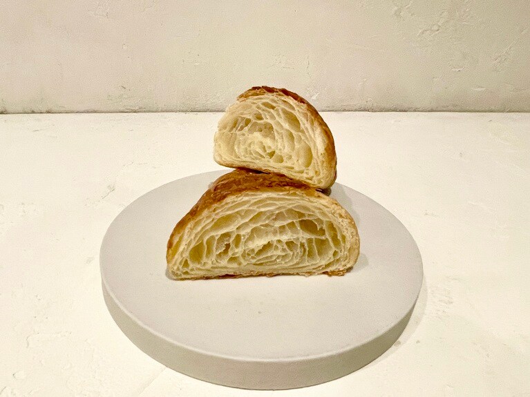 軽くてフワッとした層が何層にも重なる、コルネッティの断面。