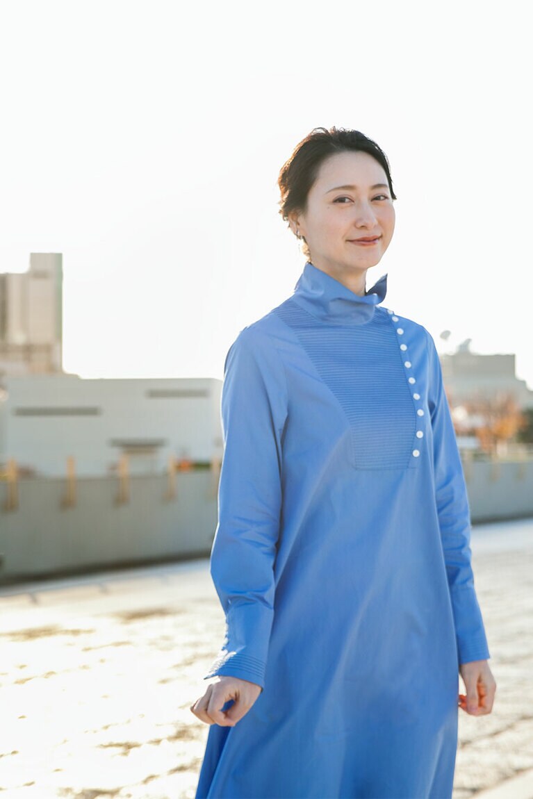 シャツドレス 54,000円(レリタージュ マルティニーク／レリタージュ マルティニーク：03-6280-6468)、イヤリング 16,000円(ケンゴ クマ プラス マユ／ヴァンドーム ヤマダ：03-3470-4061)