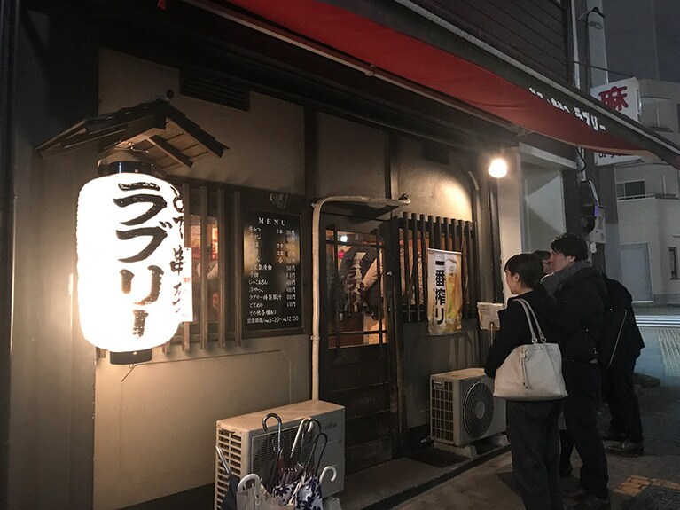 17時半の開店と同時にちょうちんが灯る「串かつラブリー」。一度満席になってしまうと長めに待つことになる。