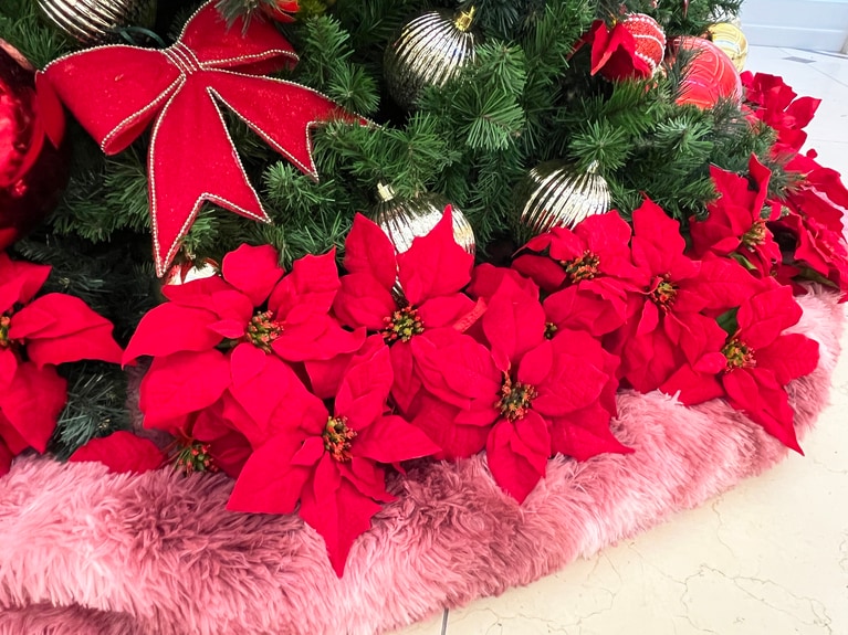 大階段とクリスマスツリー。