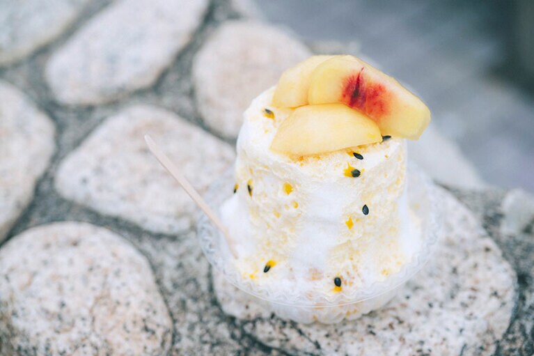 岡山白桃ミルミルクスペシャル 1,200円。ミルクシロップとパッションフルーツシロップがたっぷりかかる。