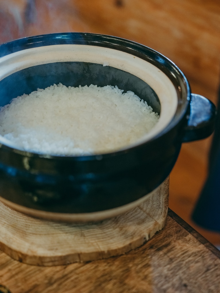 米どころ新潟の中でも、特にお米が美味しいこの地区の中でも希少な「おりたて米」。土鍋で炊かれたものをいただきます。