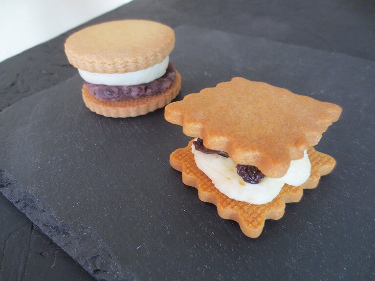 左から「燻製あんバターサンド」350円、「燻製レーズンバターサンド」350円。