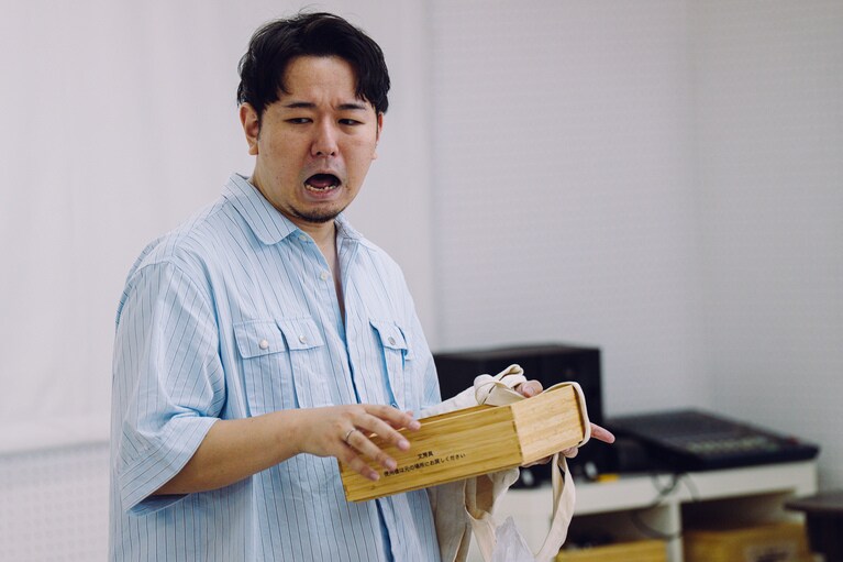 「忘れられてしまった記憶へ目を向けたい」ポッドキャスト演劇に挑戦するロロ・三浦直之が新作『まれな人』にかける思い。稽古風景。