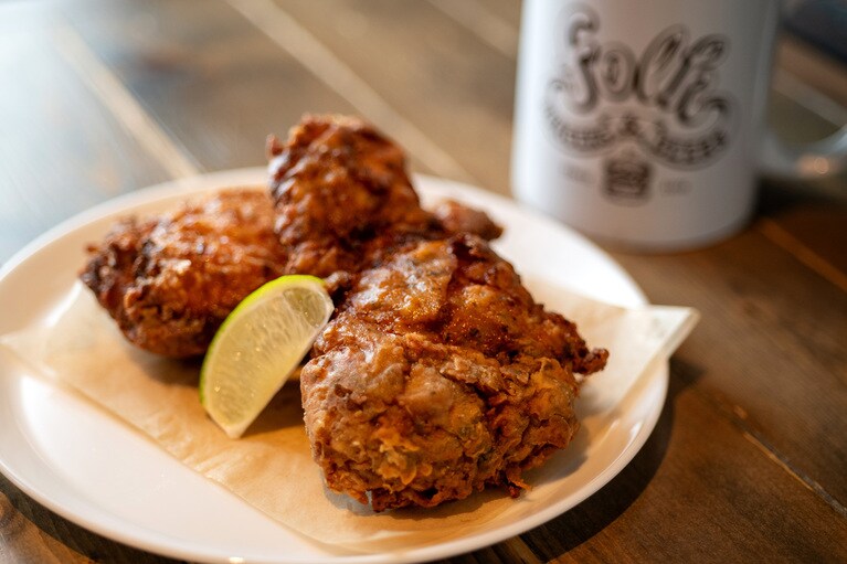 「自家製フライドチキン（2P）」（880円）。