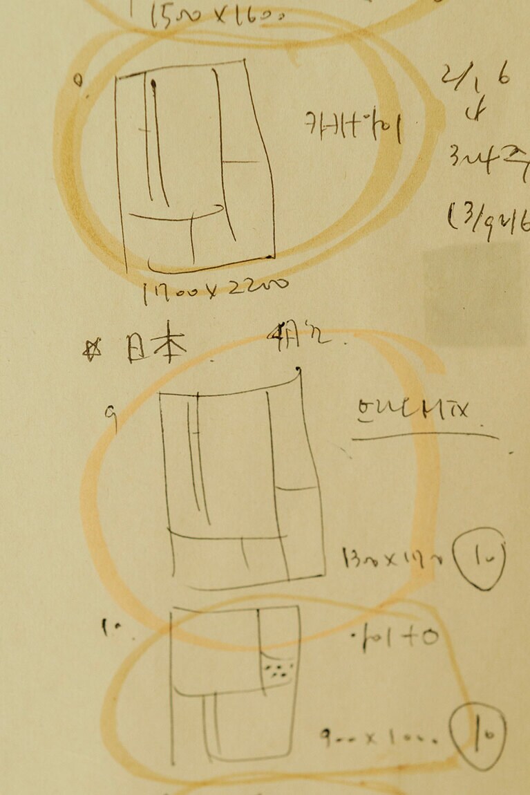 デザインは紙に手書きでラフに描いていく。