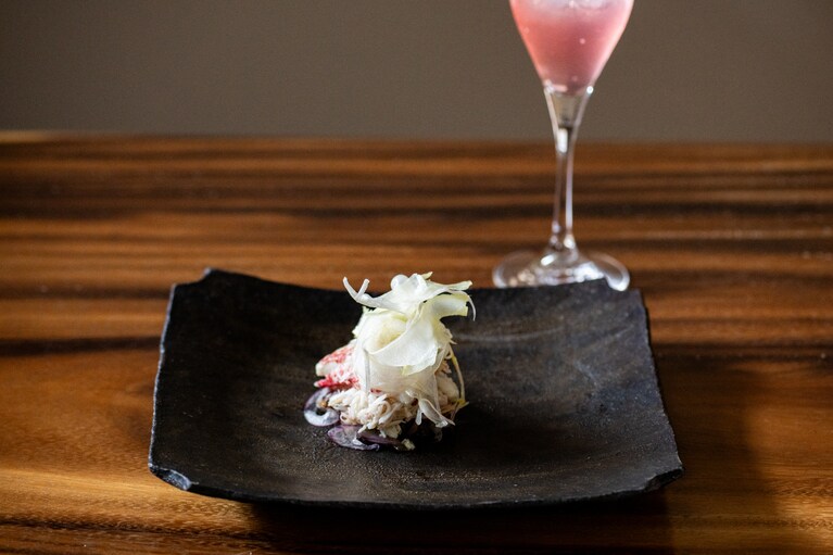 毛ガニといただく「うど」には、ロゼ色が美しい「マグノリアのカクテル」をペアリング。