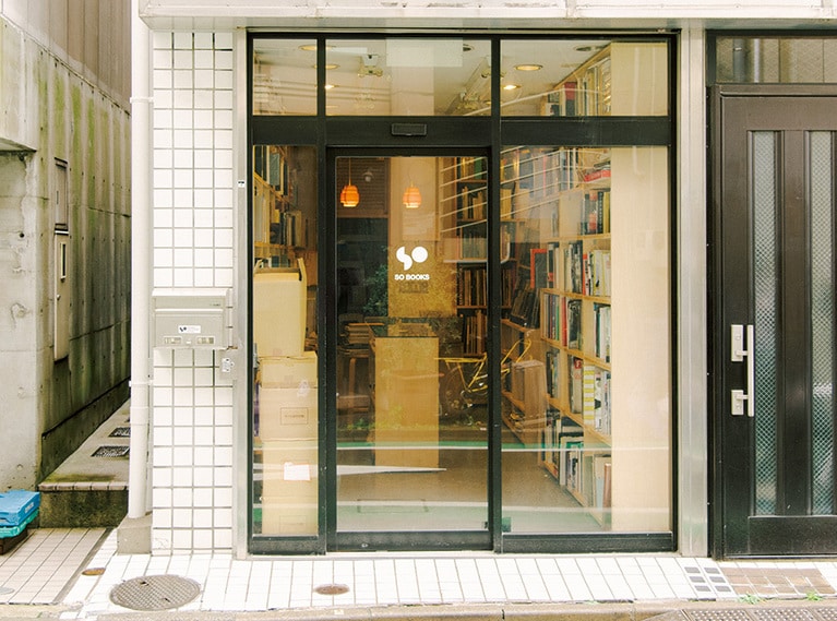 ガラス戸のシンプルな店構え。代々木八幡駅前の喧騒から離れた閑静な通り沿いに建つ