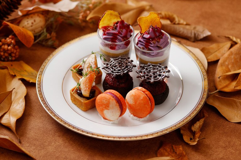 上段（スイーツ）のイメージ。「魔女のミニパフェ」「ブラックココアのクッキーシュー」「いちじくのミニタルト「カシスのマーブルマカロン」。