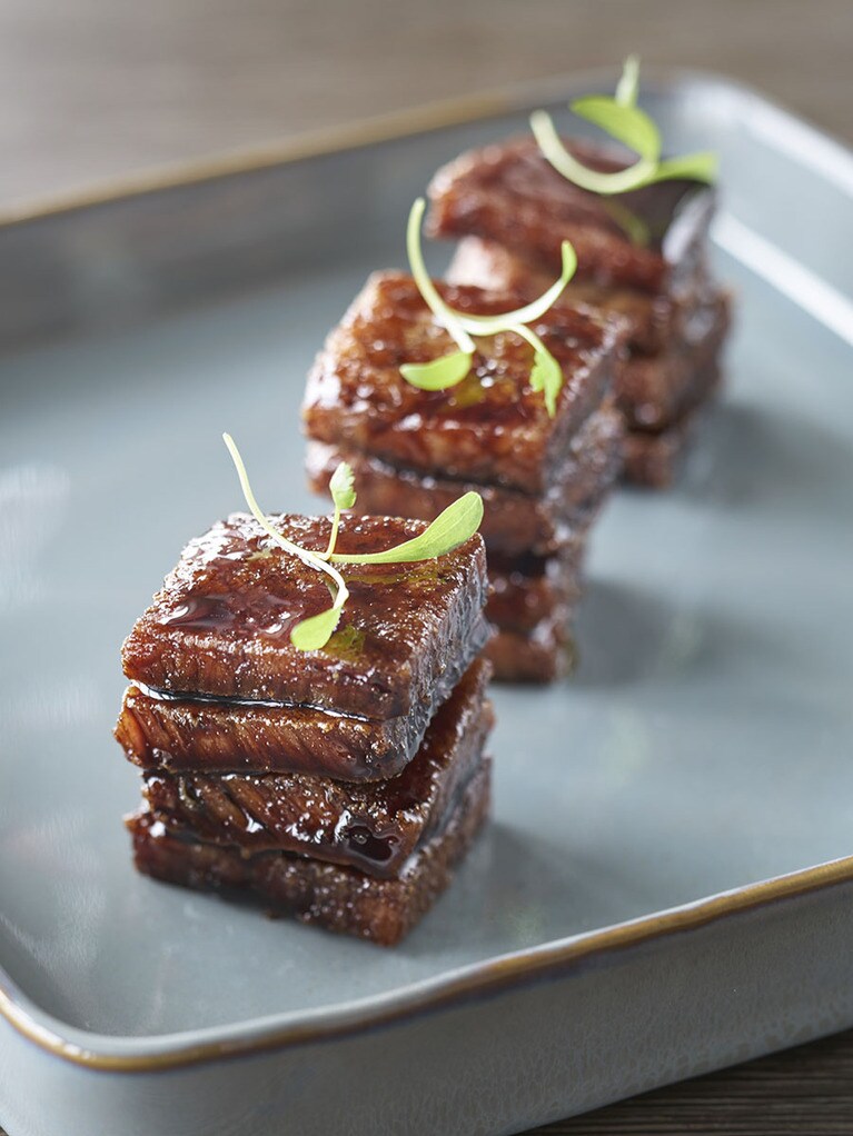 伝統と革新が融合した、新たなおいしさに感嘆する「豚頬肉のクリスピー揚げ」。