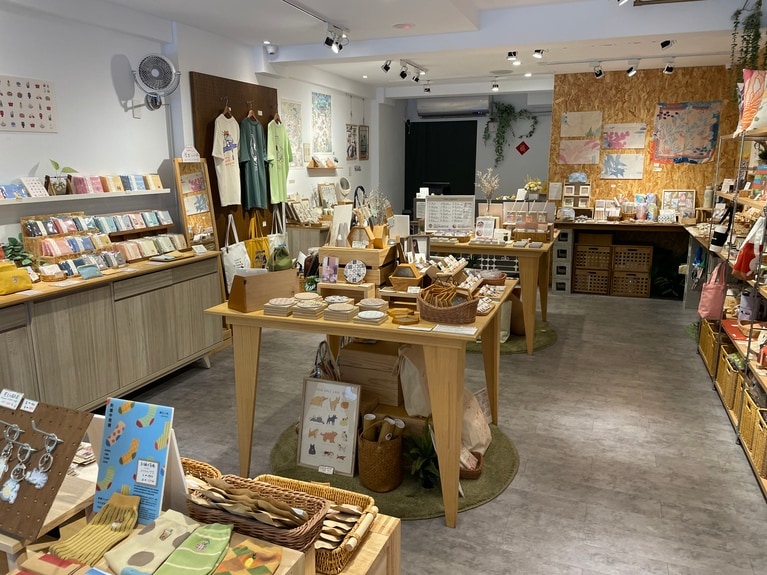 猫モチーフの雑貨が充実。猫好きの人へのお土産も見つかりそうです。