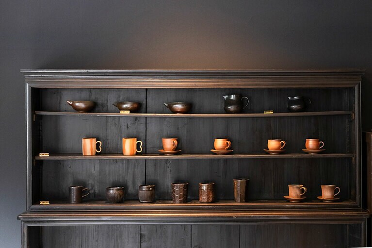 カフェの一角にはコーヒーカップや片口、水差しなど、モダンなフォルムの備前焼が並び、購入できる。