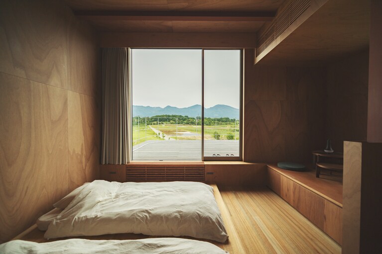 「song」2階にある宿泊フロアのテラスからは、ワイナリーのブドウ畑を望むことができる。（撮影：砺波周平）