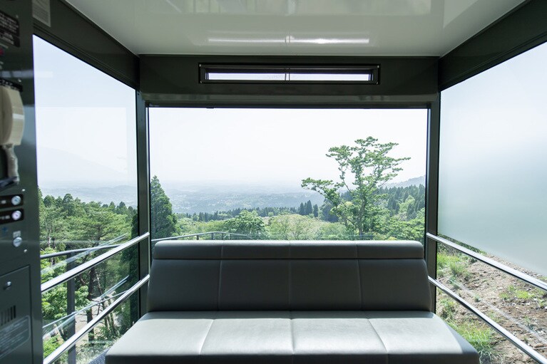 傾斜地を利用したスロープカーで湯浴み小屋へ。景色を楽しみつつ約3分で到着。