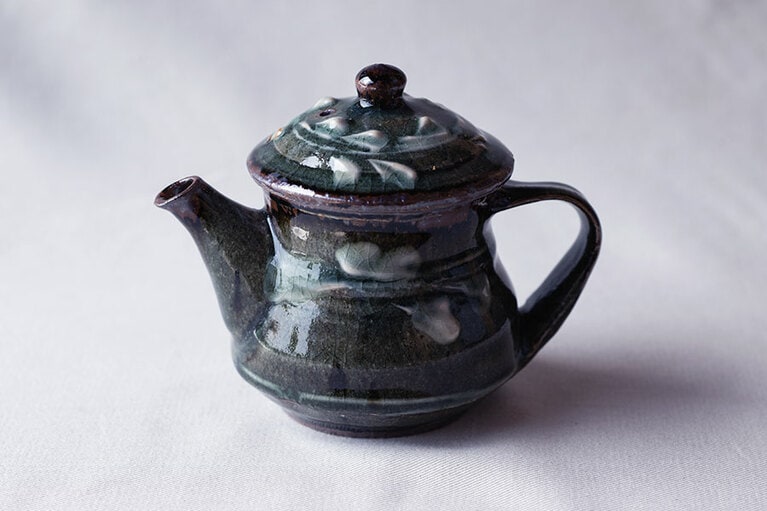 民藝の名工による器も多彩に。筒描きの模様が華やかな森山窯のポット 6,600円。