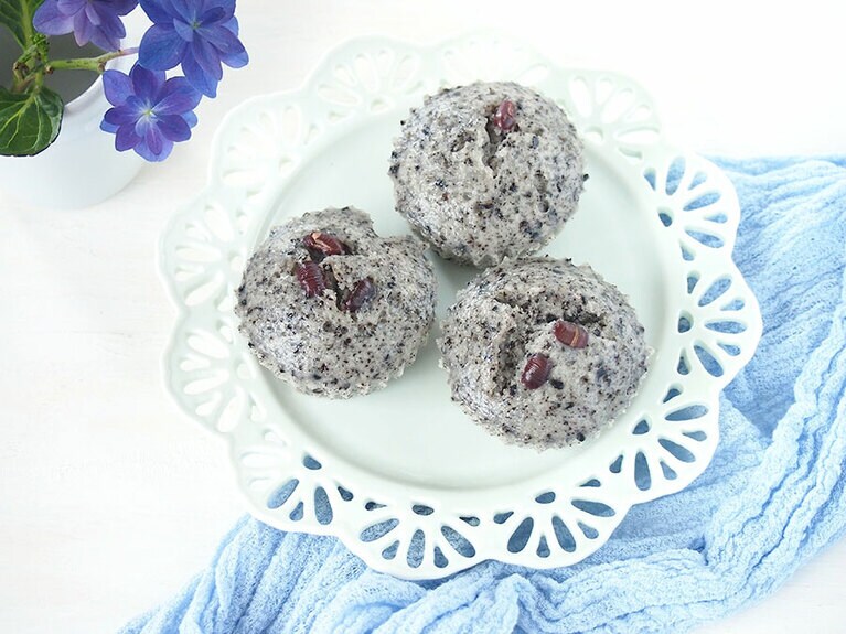 食欲がないときにも嬉しい黒ごまと小豆の米粉蒸しパン。