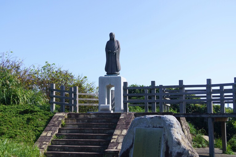 八幡岬公園に建つ「お万の方」の像。岬にはかつて勝浦城があり、落城に際してお万の方は断崖から白い布を垂らして海へ逃れたという。