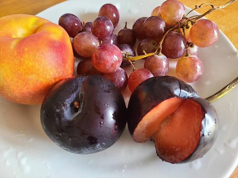 フルーツの種類も豊富なので市場などで買ってホテルで食べるのもおすすめ。1kgで2～3ユーロくらい。