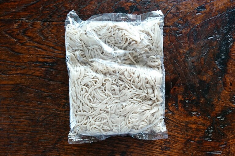 おそばは、しっかりひと袋分。