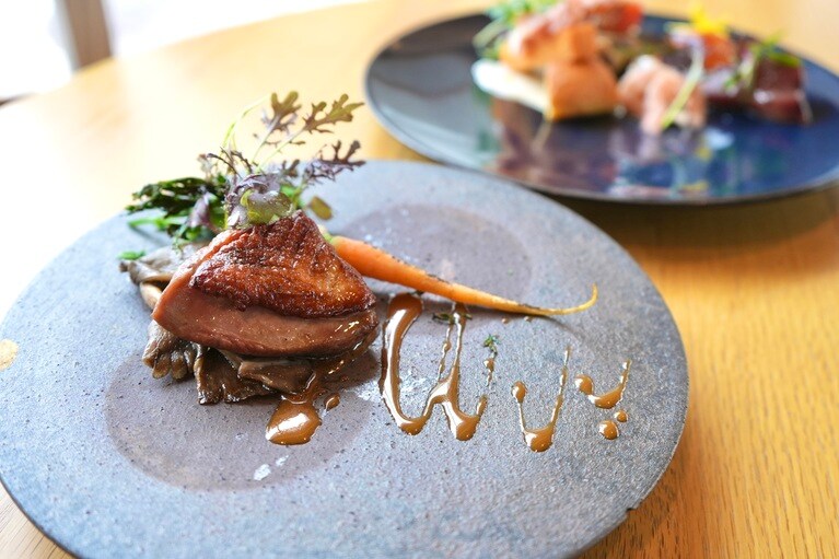 鴨のローストはマルサラソースに絡めていただく　3,180円。