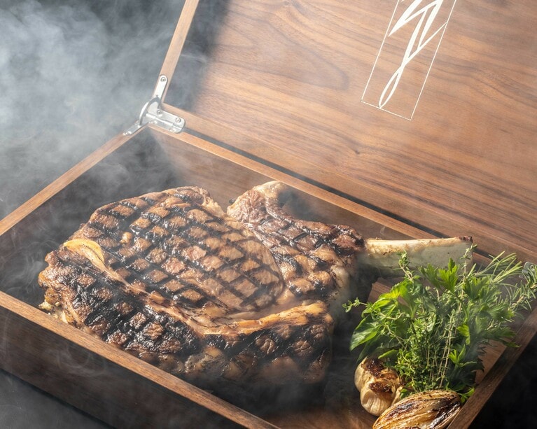 シグネチャーである豪快なステーキは、まさに記憶に残る濃厚な旨みで、これからもゲストを魅了し続けます。