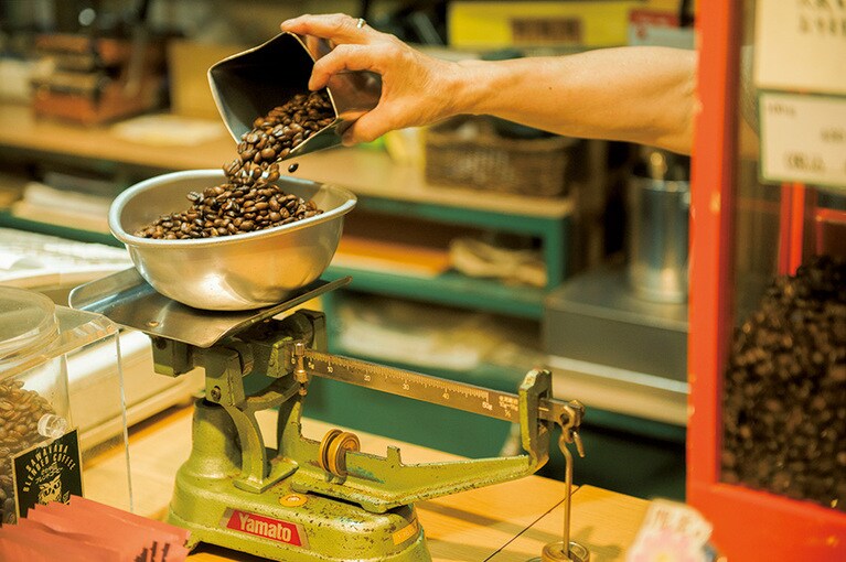 秤をはじめ、年季の入った貴重な道具が並ぶ。