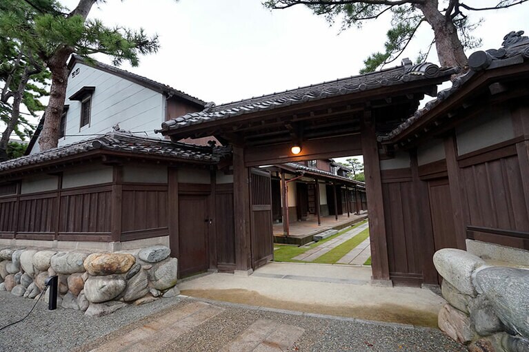 エントランスは木造の塀に囲まれた門を抜ける。