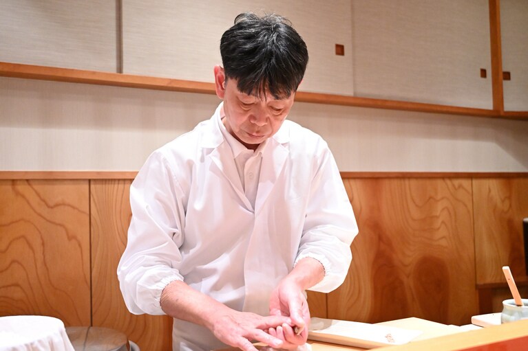 大将の美しい所作が眺められるカウンター席で。