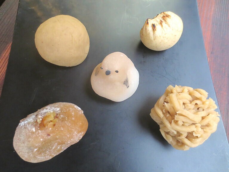 秋の生菓子。左上から時計回りに「栗おはぎ」388円、「栗山」380円、「栗きんとん」388円、「山の恵み」356円、中央「福良雀」378円。