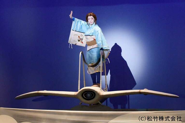 空に飛び立とうとするナウシカ。菊之助さんが広げた右袖で鳳凰も羽を広げている。