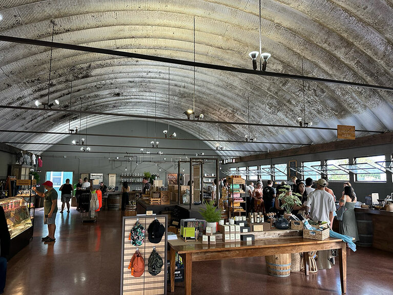 テイスティングも行われる広々としたショップコーナー。