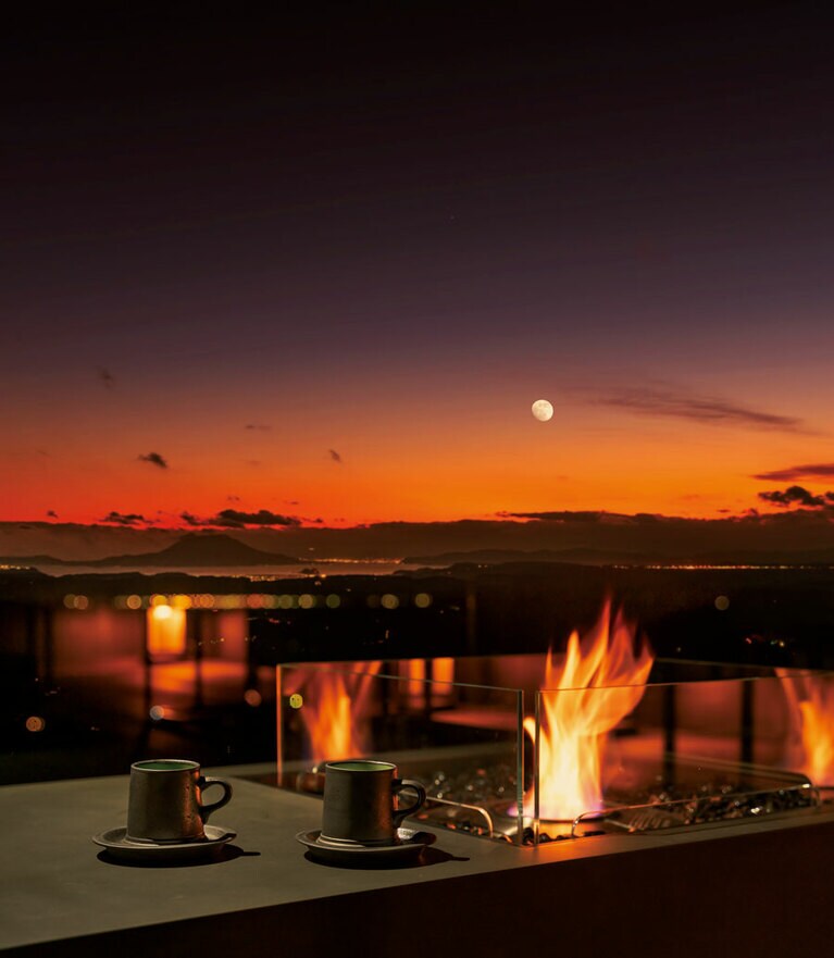 日没に合わせて暖炉に火が灯るビューテラス。夜は星空を眺める特等席に。／界 霧島［鹿児島・霧島］