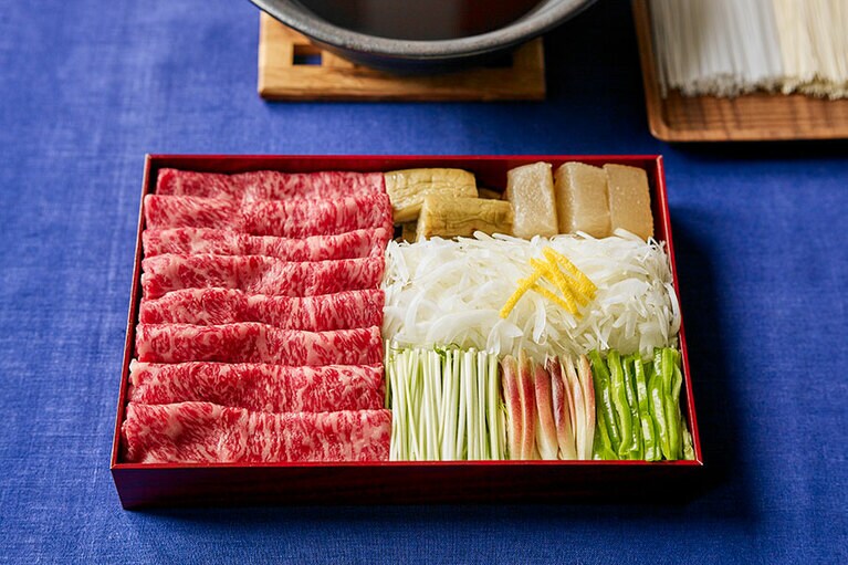 特選黒毛和牛と季節の野菜のお料理 2人前 32,400円(税込)／いったつみとらどう(石かわ×虎白)