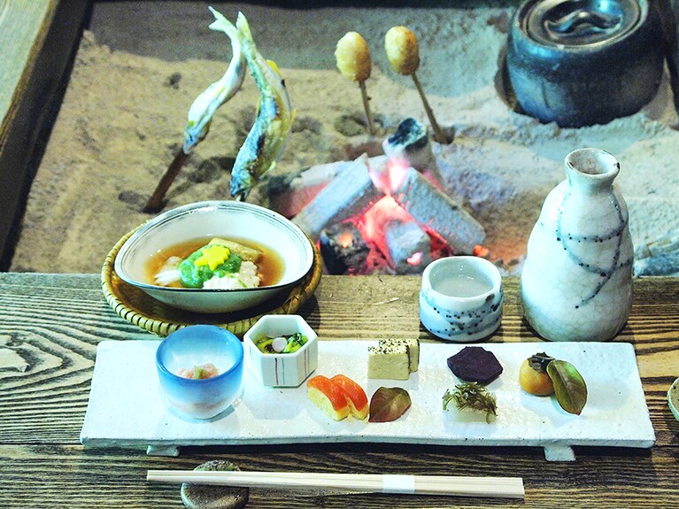 山里のいおり 草円［岐阜／福地温泉］夕食一例 炉端お食事処にて。