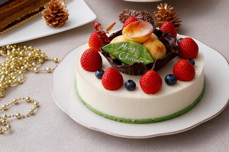 ホテルニューグランド「クリスマスフロマージュ」（限定30台 6号 直径18cm／8,100円）。