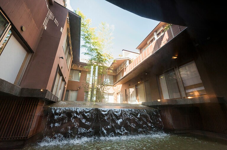 中庭に流れる滝の音を聞きながら、チェックイン手続きを。