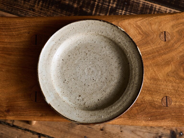 あたたかみのある風合いが素敵な、タナカマナブさんの8寸皿。