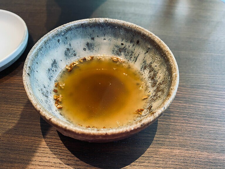 日常的に出るロスを風味豊かなブイヨンに再生。家庭でも真似したい試み。