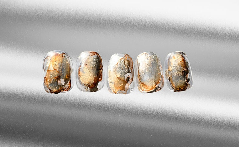 個性的なメタリックデザイン。